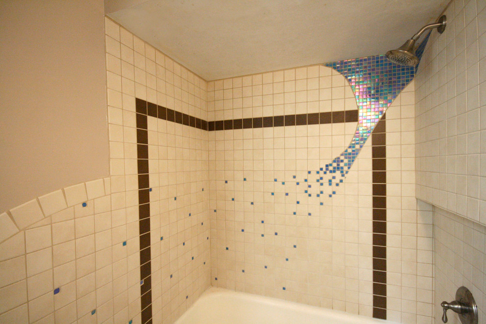 Example of an eclectic home design design in Cincinnati