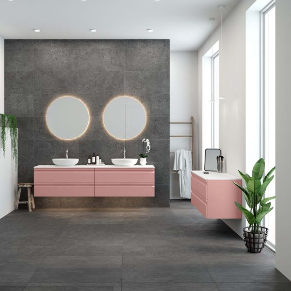 Свежая идея для дизайна: ванная комната в скандинавском стиле с фиолетовыми стенами, белым полом, потолком с обоями и обоями на стенах - отличное фото интерьера