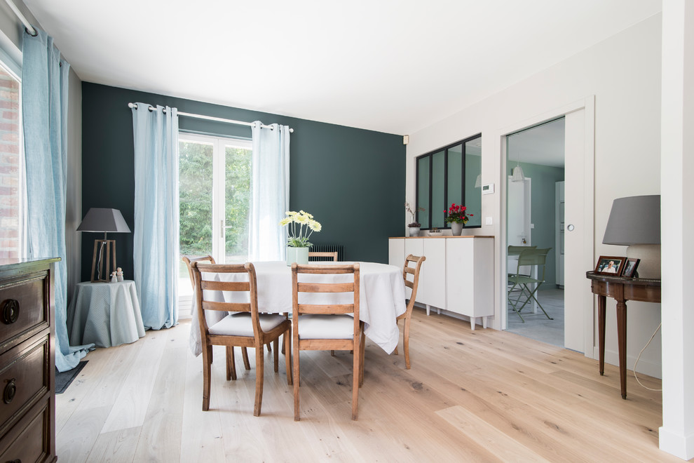 Idées déco pour une salle à manger contemporaine.