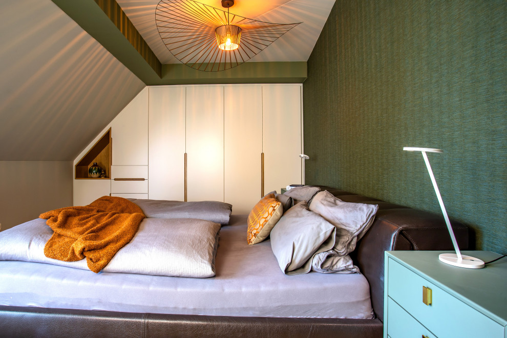 ミュンヘンにあるコンテンポラリースタイルのおしゃれな主寝室 (緑の壁、無垢フローリング、壁紙) のインテリア