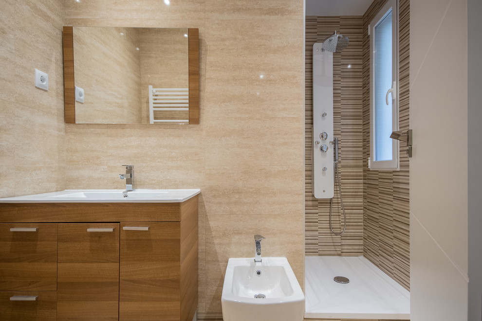 Modelo de cuarto de baño moderno de tamaño medio con armarios con paneles lisos, puertas de armario de madera oscura, ducha abierta, bidé, paredes marrones, aseo y ducha y lavabo integrado