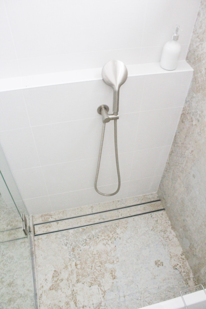 Foto på ett litet funkis vit badrum med dusch, med släta luckor, vita skåp, ett fristående badkar, våtrum, flerfärgad kakel, porslinskakel, ett fristående handfat, bänkskiva i kvarts och med dusch som är öppen