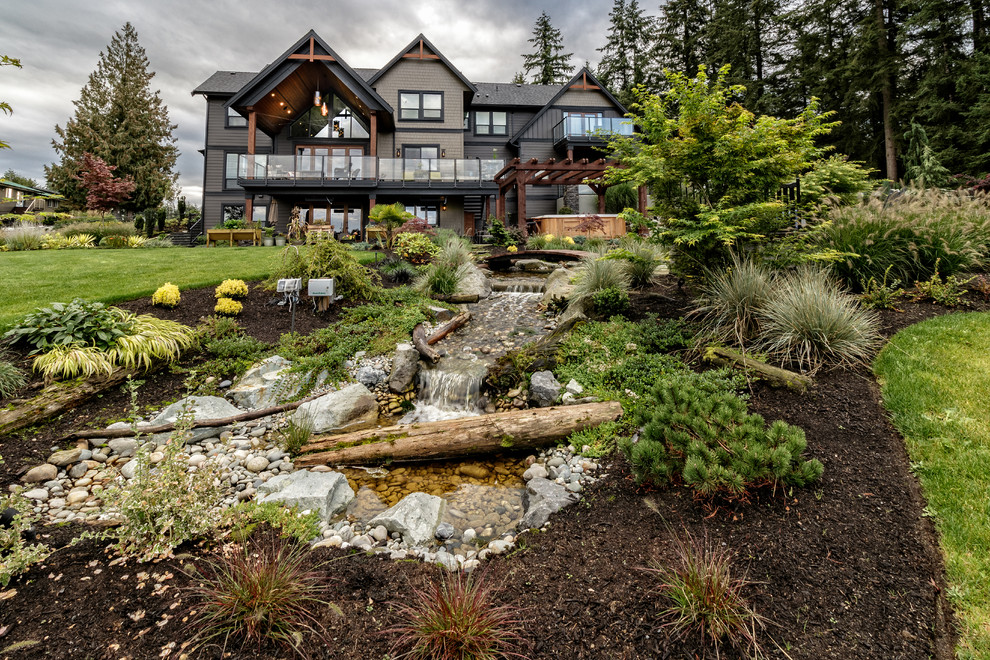 Transitional home design photo in Vancouver