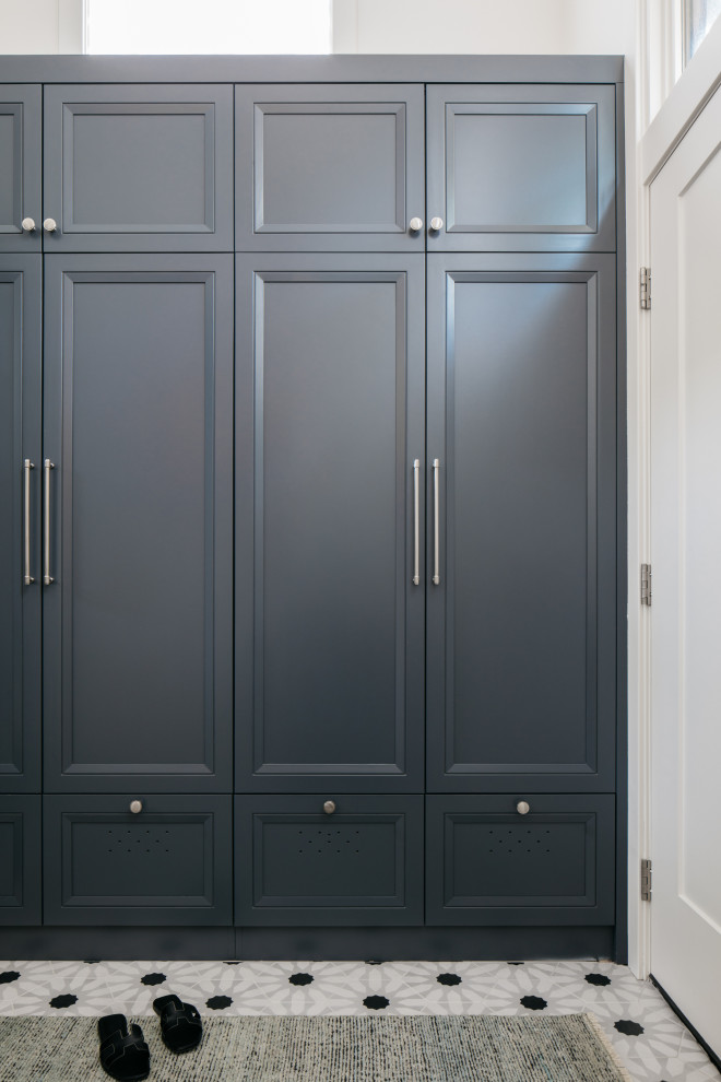Example of a transitional entryway design in Denver