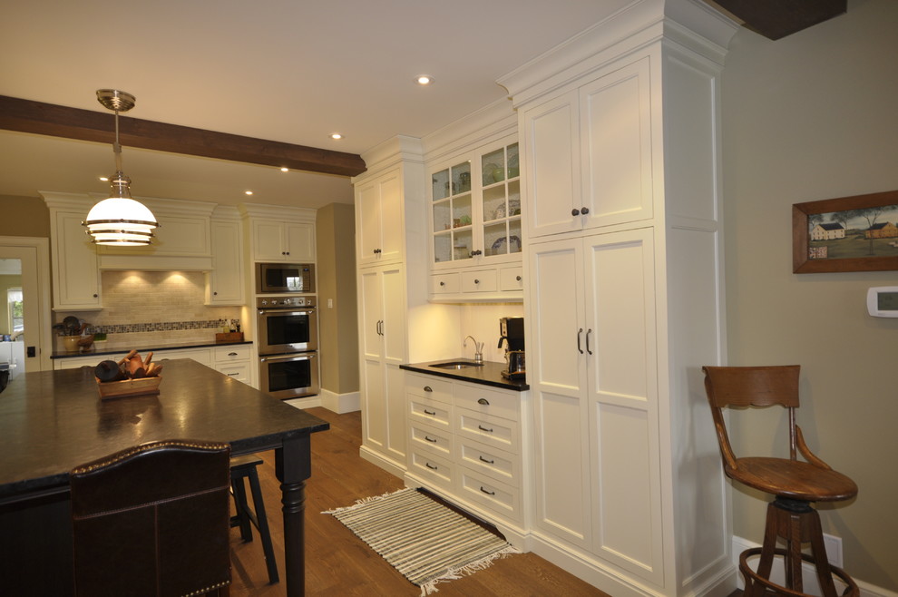 Kitchen - transitional kitchen idea in Toronto