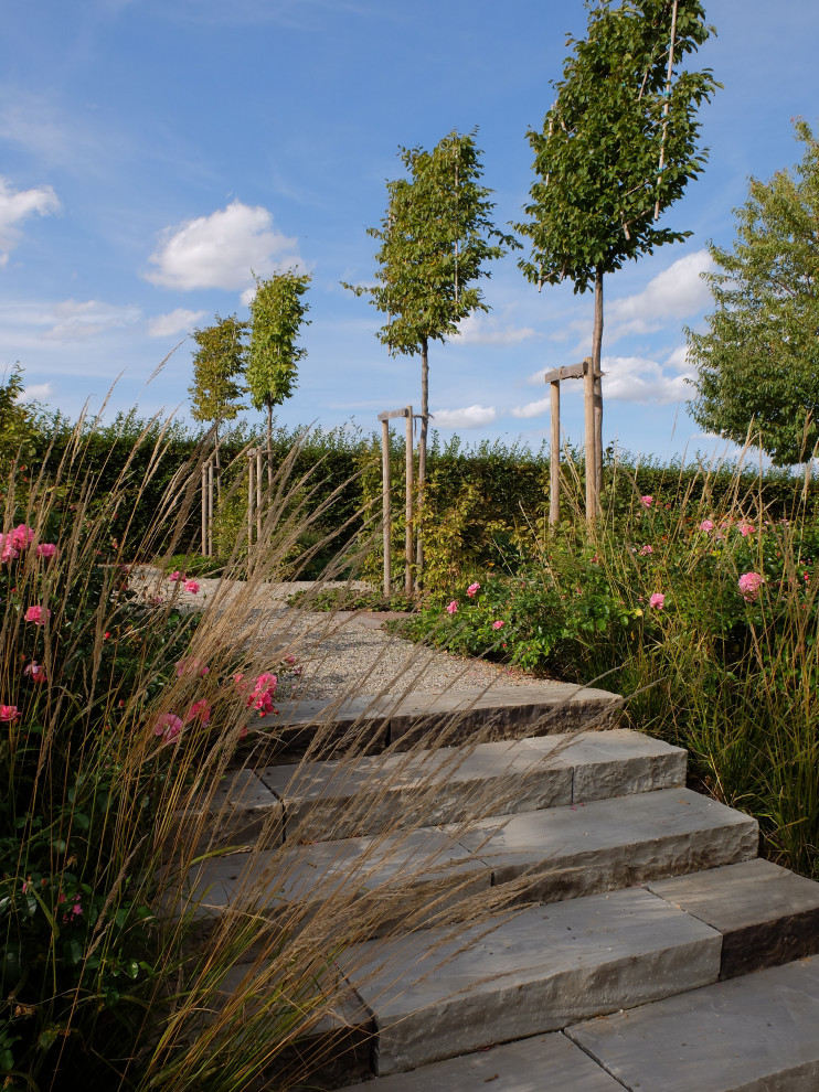 Geometrischer, Kleiner, Halbschattiger Moderner Garten im Herbst mit Natursteinplatten in Köln