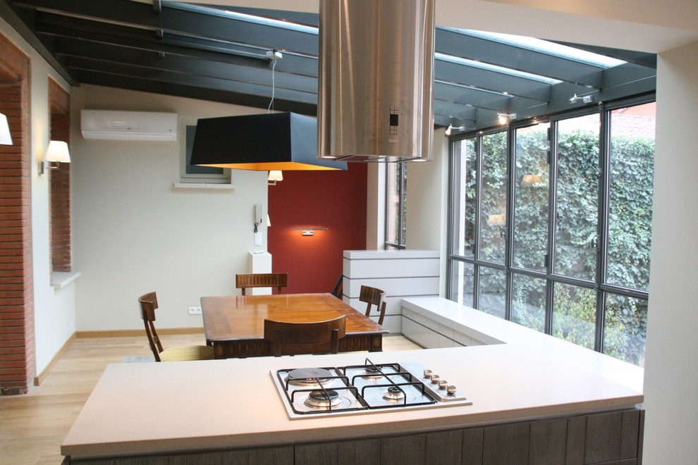 This is an example of an eclectic kitchen in Toulouse.
