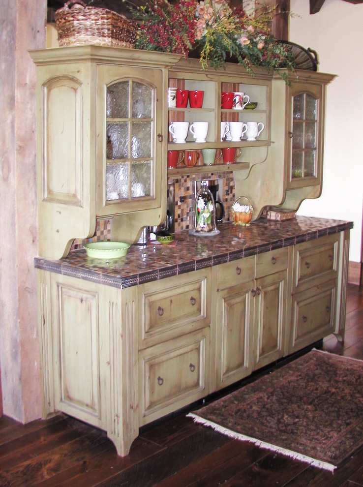 Mid-sized mountain style single-wall medium tone wood floor and brown floor eat-in kitchen photo with shaker cabinets, distressed cabinets, beige backsplash and ceramic backsplash
