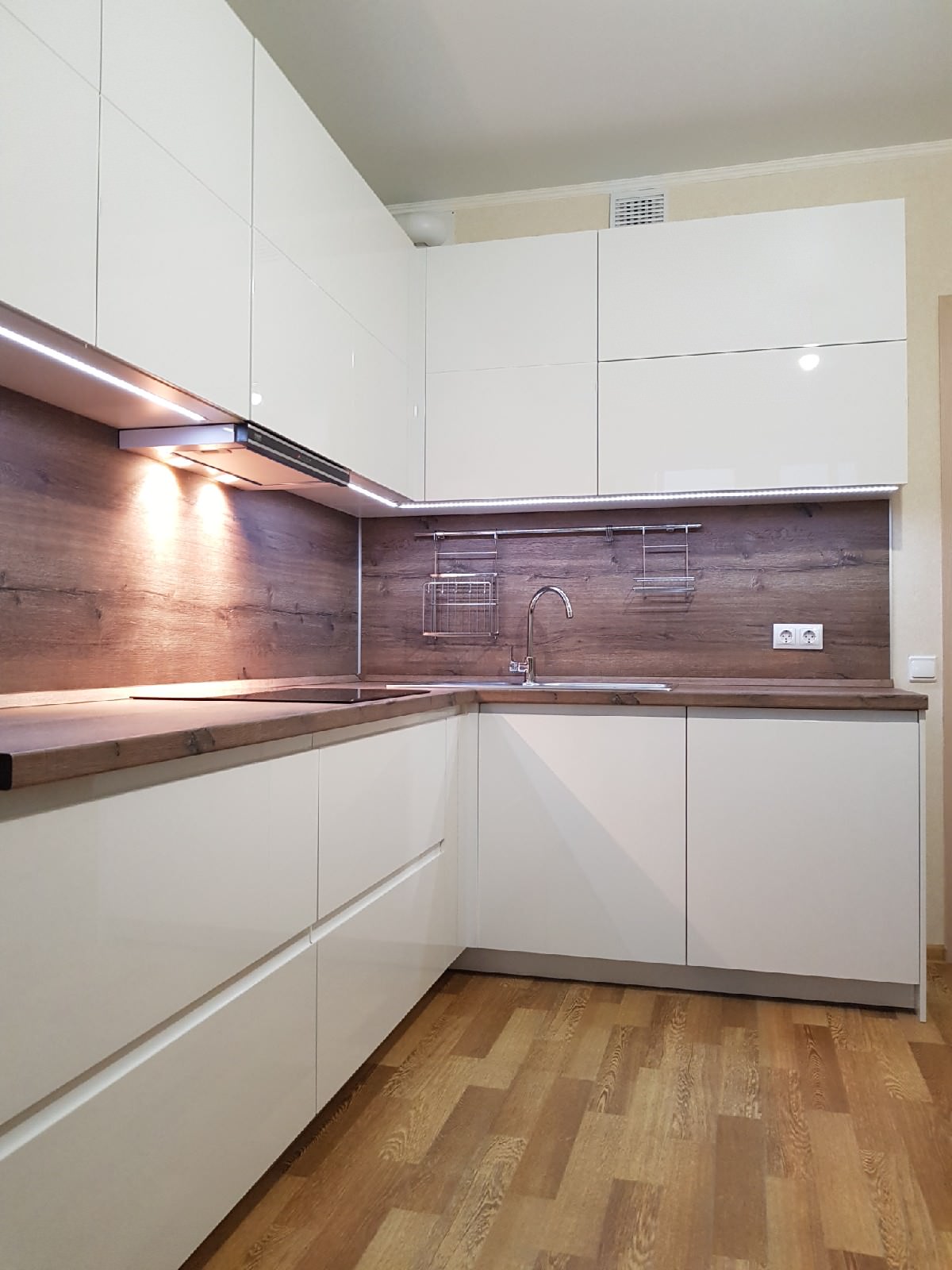 Стильный кухонный гарнитур.