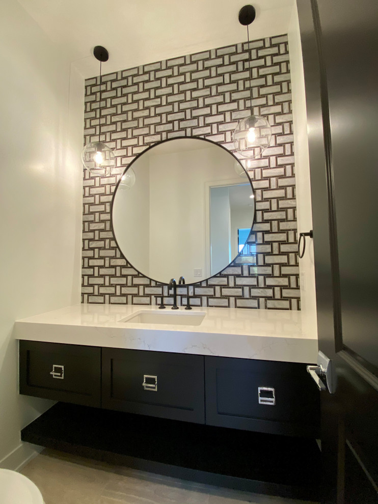 Imagen de aseo flotante clásico renovado con armarios estilo shaker, puertas de armario negras, encimera de cuarzo compacto y encimeras blancas
