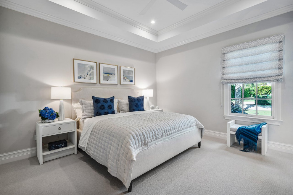 Modelo de habitación de invitados tradicional renovada grande con paredes grises, moqueta, suelo gris y bandeja