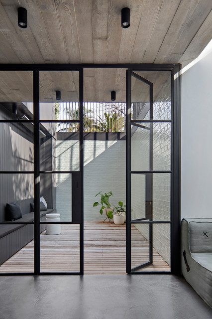 Pranayama House contemporaneo-terraza-y-balcon