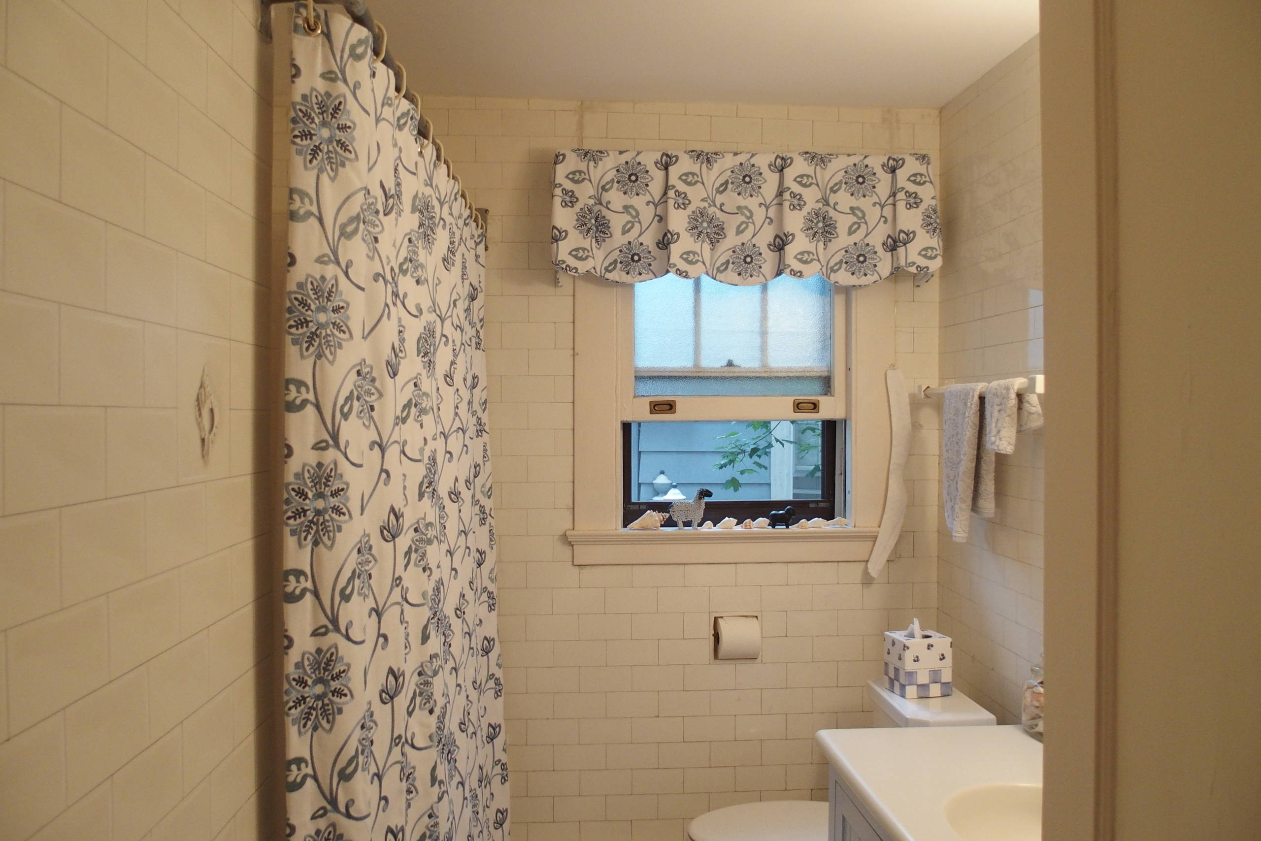 Bathroom makeover in blue and white