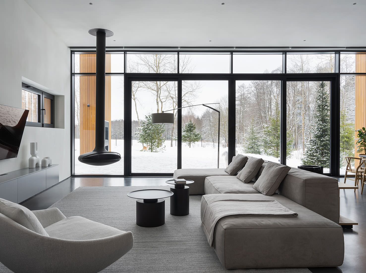 Семейный дом в Подмосковье с видами на лес и коврами ручной работы