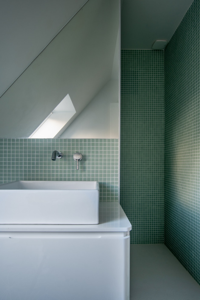 Cette photo montre une salle de bain tendance de taille moyenne pour enfant avec des portes de placard blanches, une douche à l'italienne, un carrelage vert, mosaïque, un mur vert, carreaux de ciment au sol, un lavabo posé, un sol vert, un plan de toilette blanc, meuble simple vasque et meuble-lavabo suspendu.