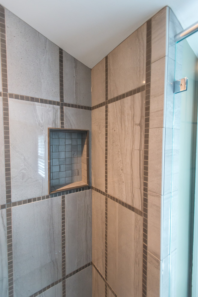 Example of a transitional home design design in Chicago