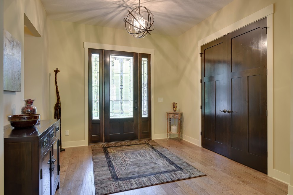 Example of a mountain style entryway design in Minneapolis