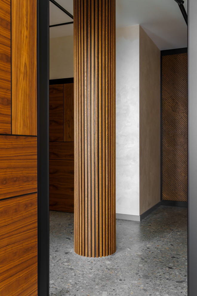 На фото: большой коридор в современном стиле с полом из керамогранита с