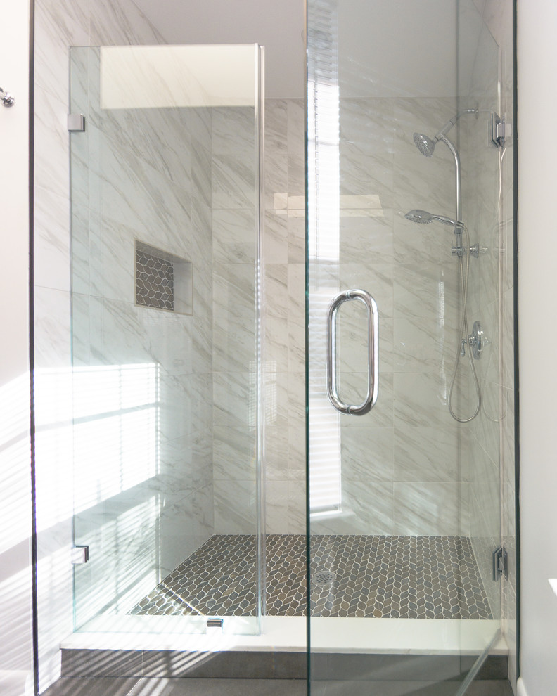 Свежая идея для дизайна: главная ванная комната среднего размера в современном стиле с фасадами в стиле шейкер, белыми фасадами, открытым душем, унитазом-моноблоком, белой плиткой, мраморной плиткой, белыми стенами, полом из цементной плитки, врезной раковиной, мраморной столешницей, серым полом и душем с распашными дверями - отличное фото интерьера