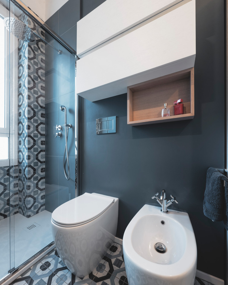 Идея дизайна: маленькая, узкая и длинная ванная комната в современном стиле с плоскими фасадами, белыми фасадами, душем в нише, раздельным унитазом, разноцветной плиткой, керамогранитной плиткой, разноцветными стенами, полом из керамогранита, душевой кабиной, накладной раковиной, столешницей из искусственного камня, бирюзовым полом, душем с раздвижными дверями, белой столешницей, тумбой под одну раковину и подвесной тумбой для на участке и в саду