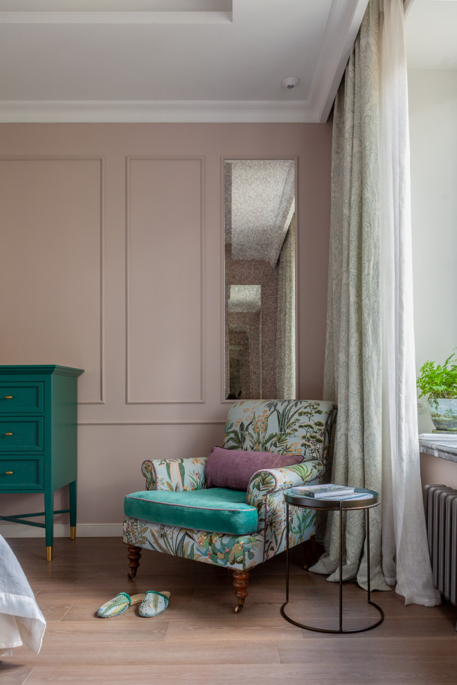 Свежая идея для дизайна: хозяйская спальня среднего размера, в светлых тонах в классическом стиле с розовыми стенами, темным паркетным полом и коричневым полом - отличное фото интерьера
