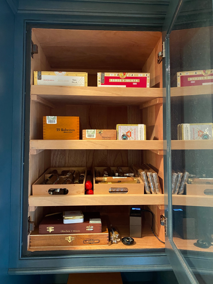 Poker room bar w/ built-in humidor