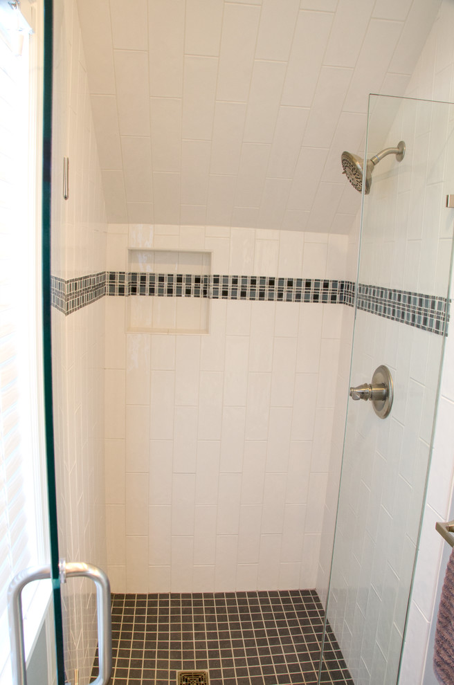 Exemple d'une petite salle d'eau moderne avec un placard à porte plane, des portes de placard blanches, une douche ouverte, WC séparés, un carrelage gris, des carreaux de porcelaine, un mur gris, un sol en carrelage de porcelaine, un lavabo encastré et un plan de toilette en granite.