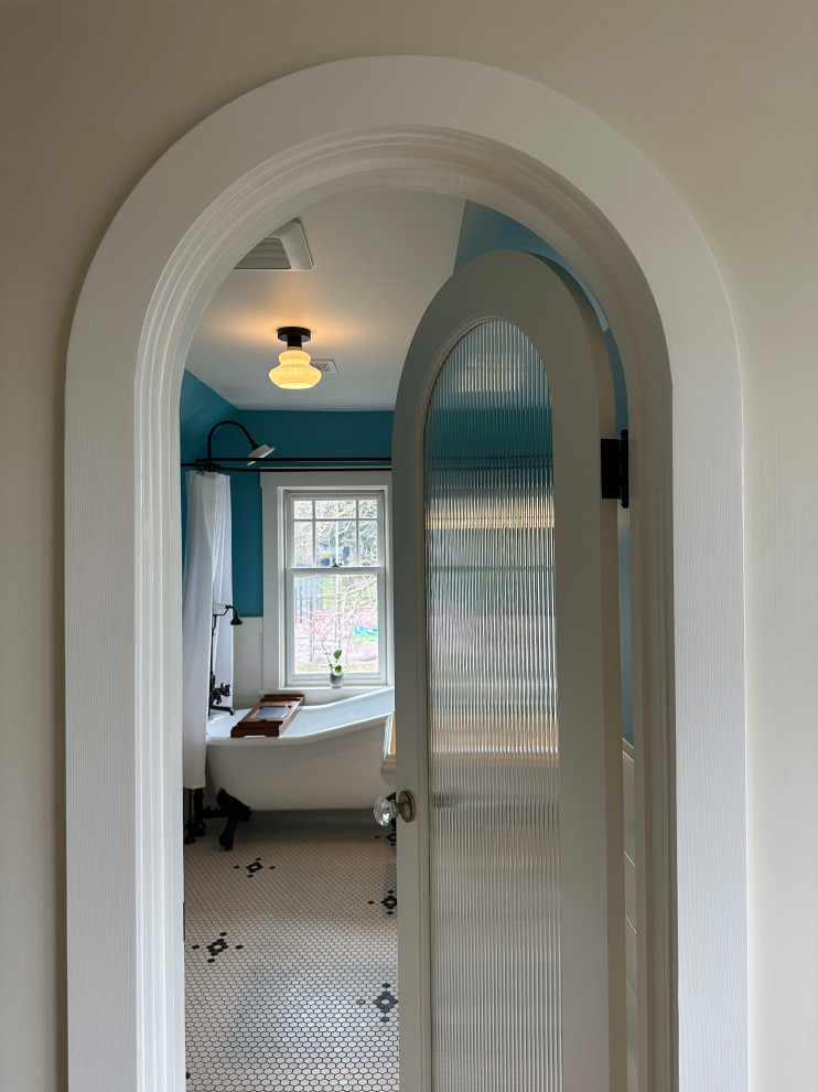 Idéer för att renovera ett stort vintage badrum, med ett badkar med tassar, en dusch/badkar-kombination, en toalettstol med separat cisternkåpa, blå väggar, mosaikgolv, ett piedestal handfat, vitt golv och dusch med duschdraperi