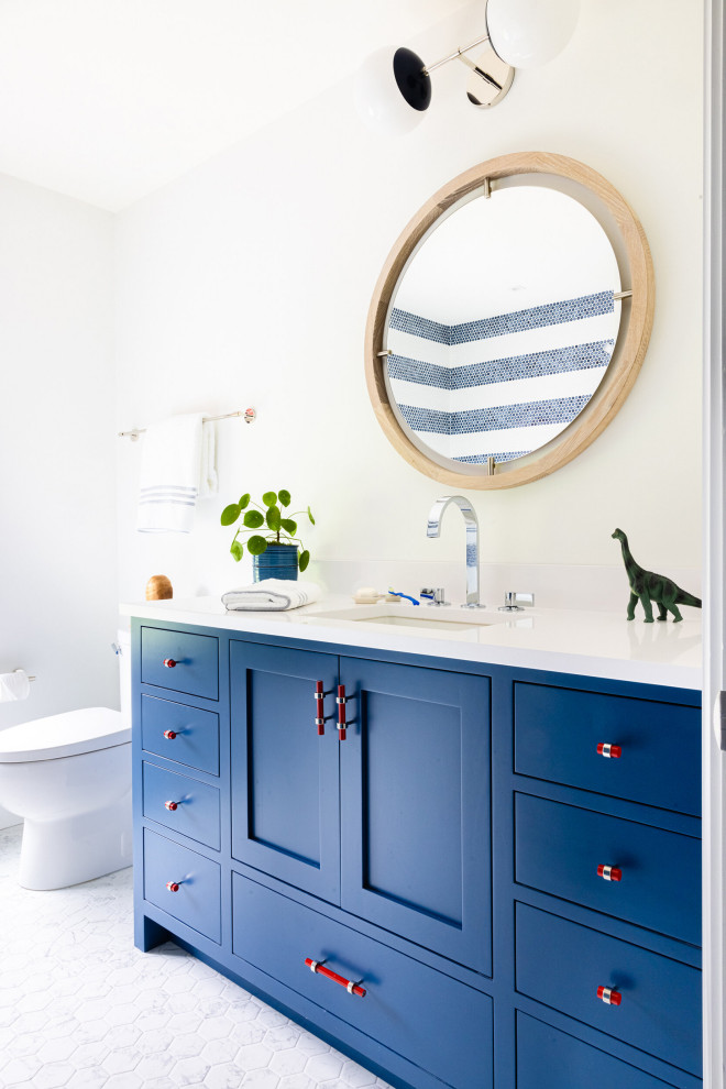 Idéer för ett klassiskt vit badrum för barn, med skåp i shakerstil, blå skåp, blå kakel, vit kakel, mosaik, vita väggar, ett undermonterad handfat, bänkskiva i kvarts och flerfärgat golv