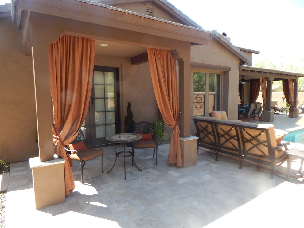 Example of a transitional home design design in Minneapolis
