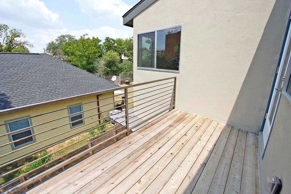 Transitional deck photo in Austin