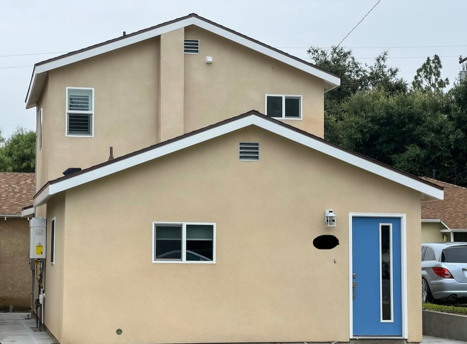 This beautiful home addition of approx. 650 square feet was a way to bring this family's child closer to home as they go through school. Complete with a bedroom, en suite bathroom, small kitchen, and