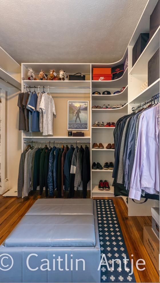 Идея дизайна: гардеробная комната среднего размера в стиле неоклассика (современная классика) с паркетным полом среднего тона для мужчин