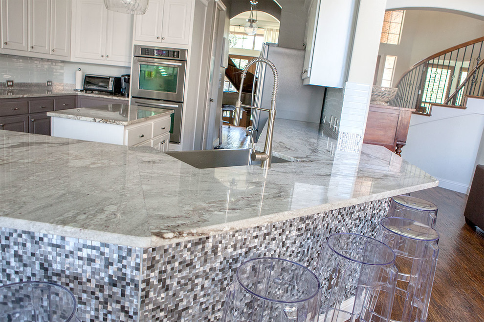 Transitional home design photo in Dallas