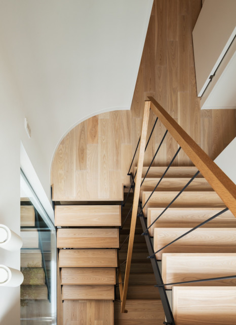 小庭スキップフロアの家 modern-treppen