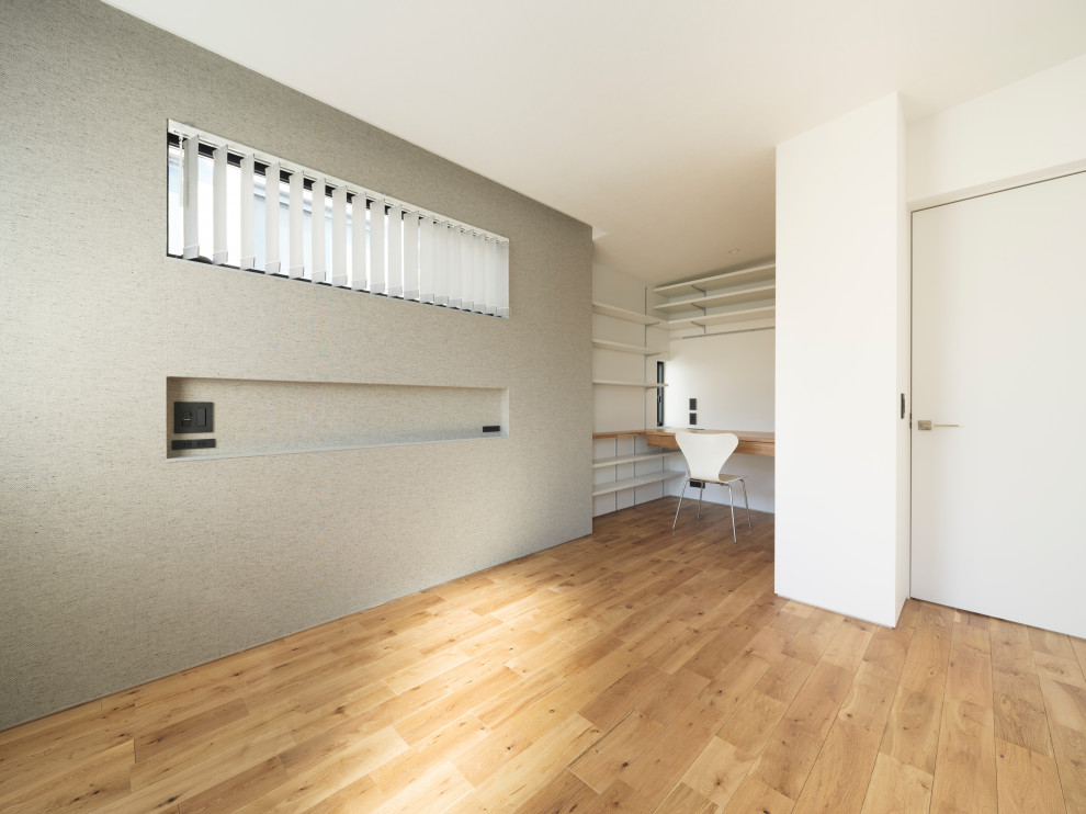 На фото: хозяйская спальня в современном стиле с серыми стенами, паркетным полом среднего тона, коричневым полом, потолком с обоями и обоями на стенах