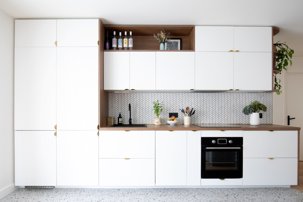 Idéer för ett mellanstort modernt brun linjärt kök med öppen planlösning, med en undermonterad diskho, luckor med profilerade fronter, vita skåp, träbänkskiva, vitt stänkskydd, stänkskydd i keramik, integrerade vitvaror, ljust trägolv och beiget golv