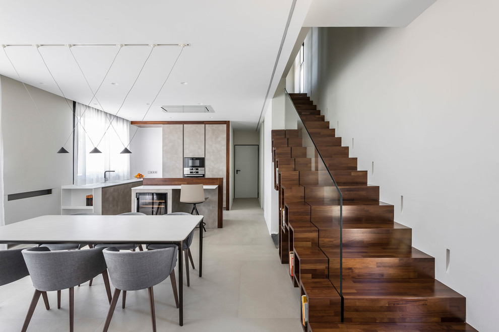 Large minimalist home design photo in Valencia