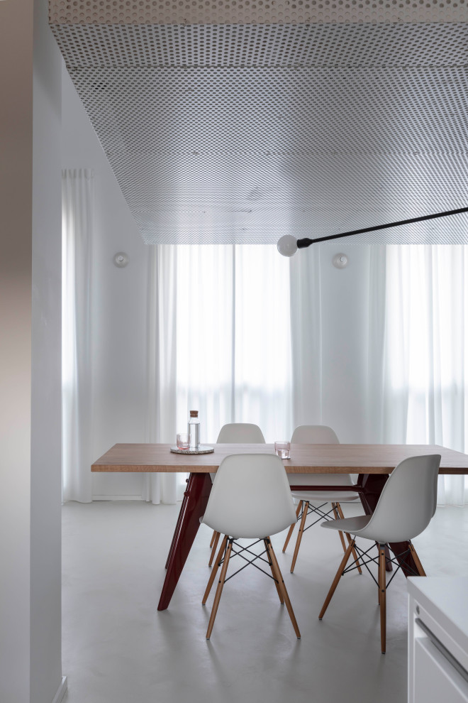 Idee per una piccola sala da pranzo aperta verso il soggiorno industriale con pareti bianche e pavimento bianco
