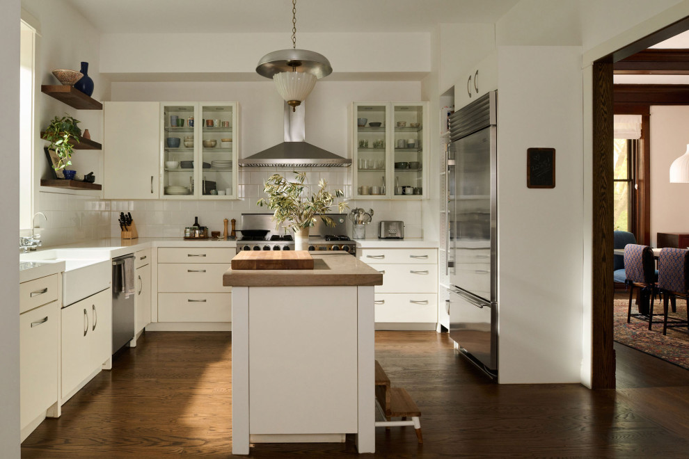 Example of a transitional kitchen design in Chicago