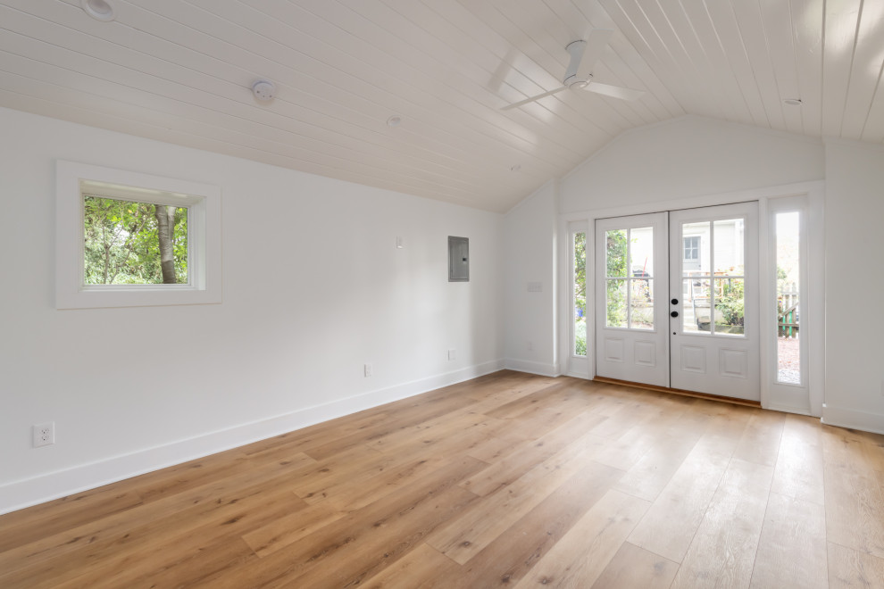 Klassisk inredning av ett mellanstort hemmastudio, med vita väggar, vinylgolv och beiget golv