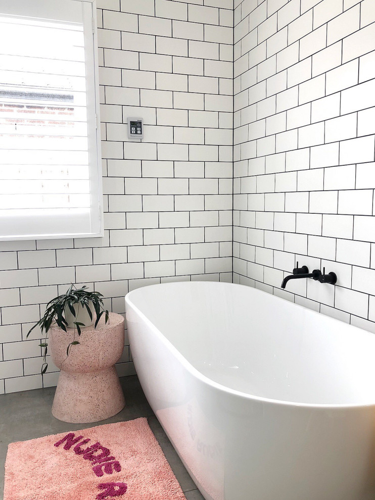 Photo of a contemporary bathroom in Melbourne.