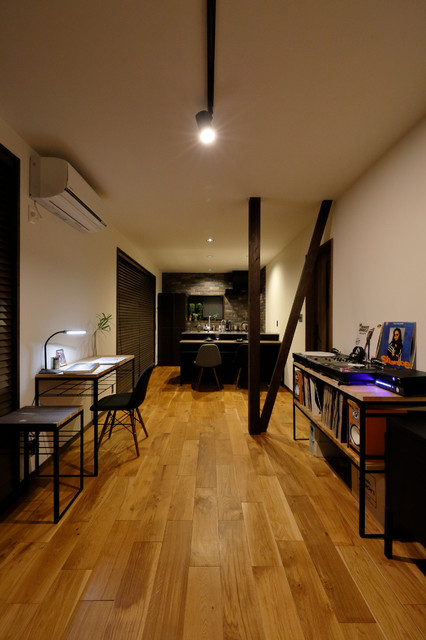 大人の男が暮らす家 アイアン家具と造る 無骨なリラックス空間 一戸建て Industrial Living Room Other By Lohas Studio ロハススタジオ Houzz Ie