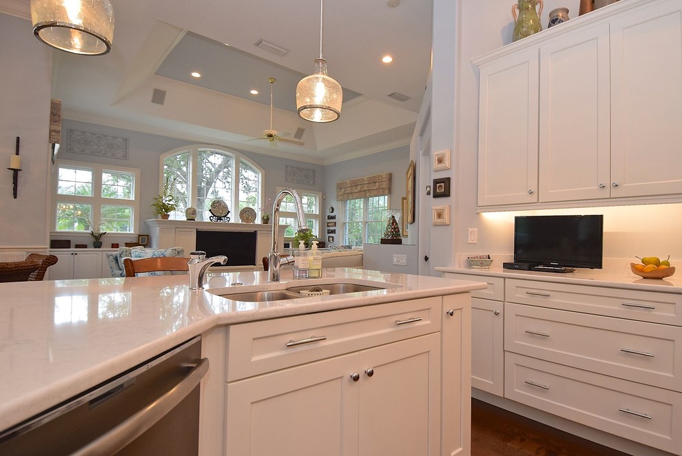 Inspiration for a transitional kitchen remodel in Tampa
