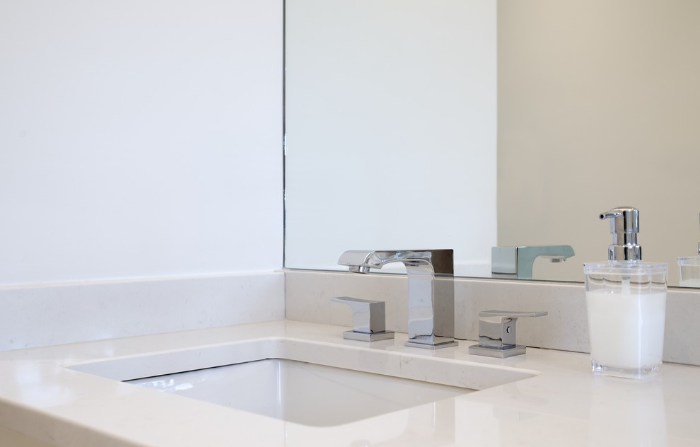 Transitional home design photo in Toronto