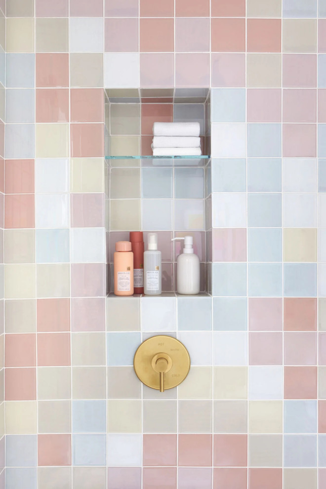 Inredning av ett eklektiskt mellanstort badrum, med en dusch/badkar-kombination, flerfärgad kakel, glaskakel och flerfärgade väggar