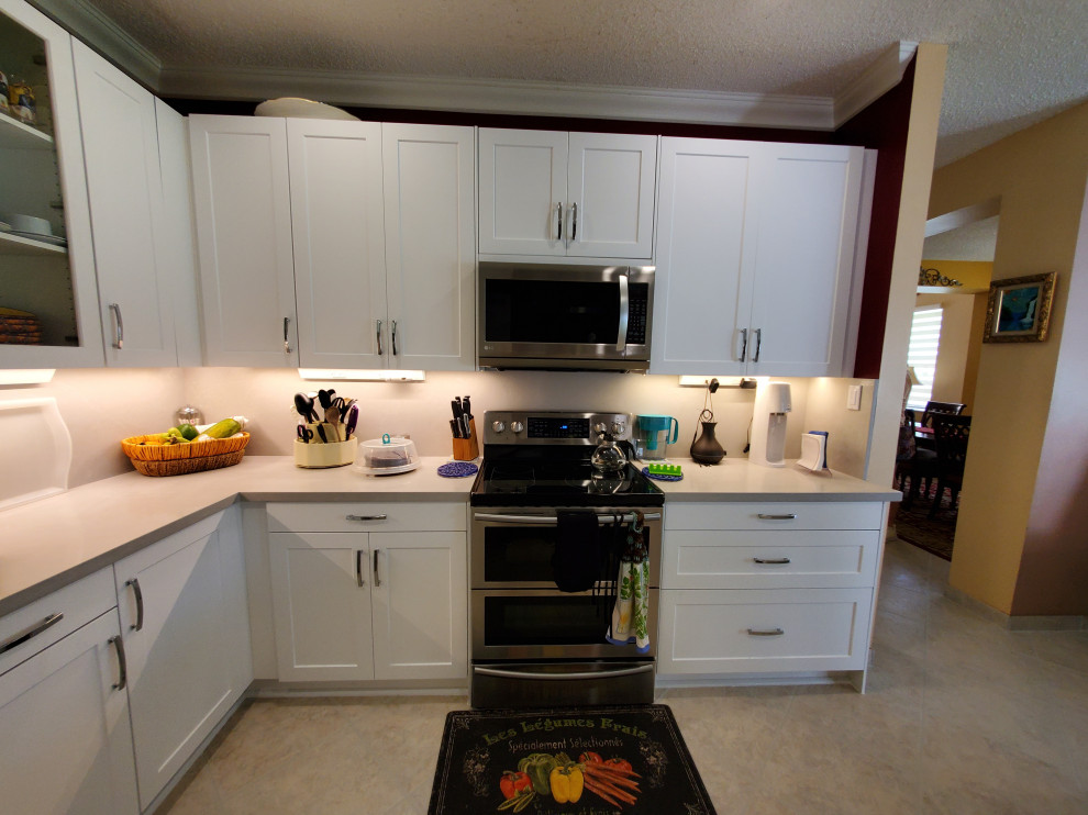 Kleine Klassische Küche in U-Form mit Vorratsschrank, Schrankfronten im Shaker-Stil, weißen Schränken, Quarzwerkstein-Arbeitsplatte und Rückwand aus Quarzwerkstein in Miami