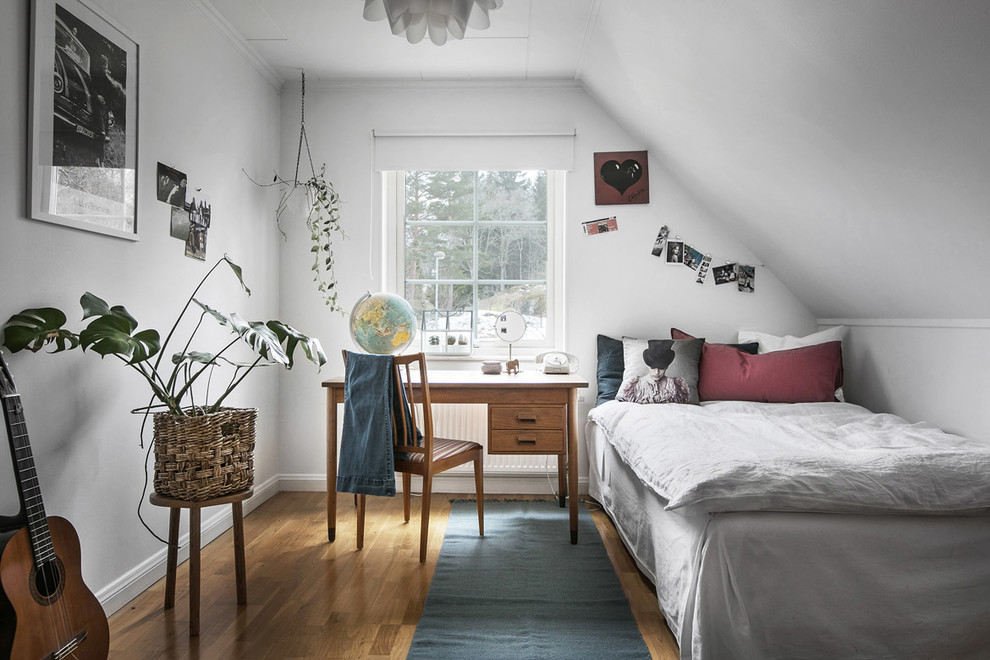 Idéer för skandinaviska barnrum, med grå väggar, mellanmörkt trägolv och brunt golv