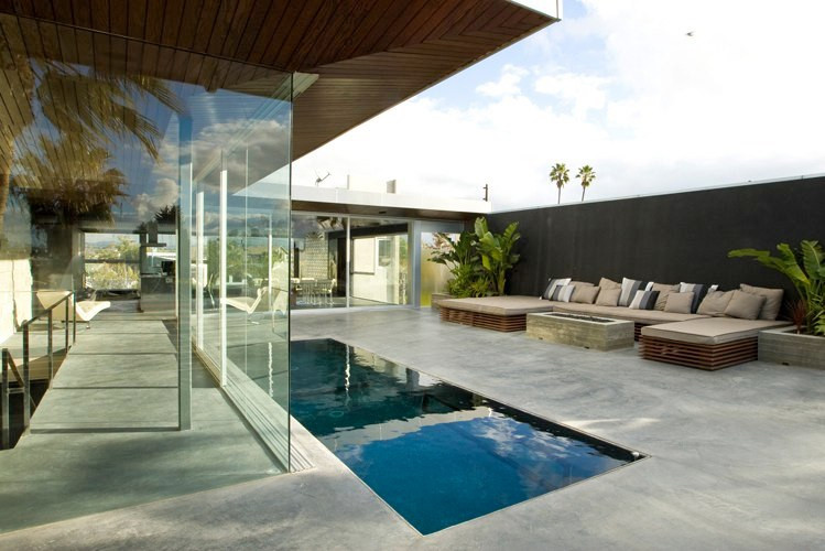 Small contemporary rooftop rectangular infinity pool in Los Angeles with concrete slab.