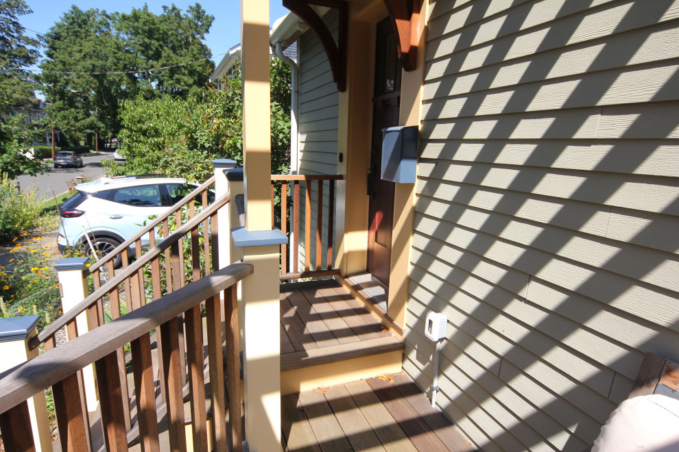 Idee per un portico stile americano di medie dimensioni e davanti casa con un parasole e parapetto in legno